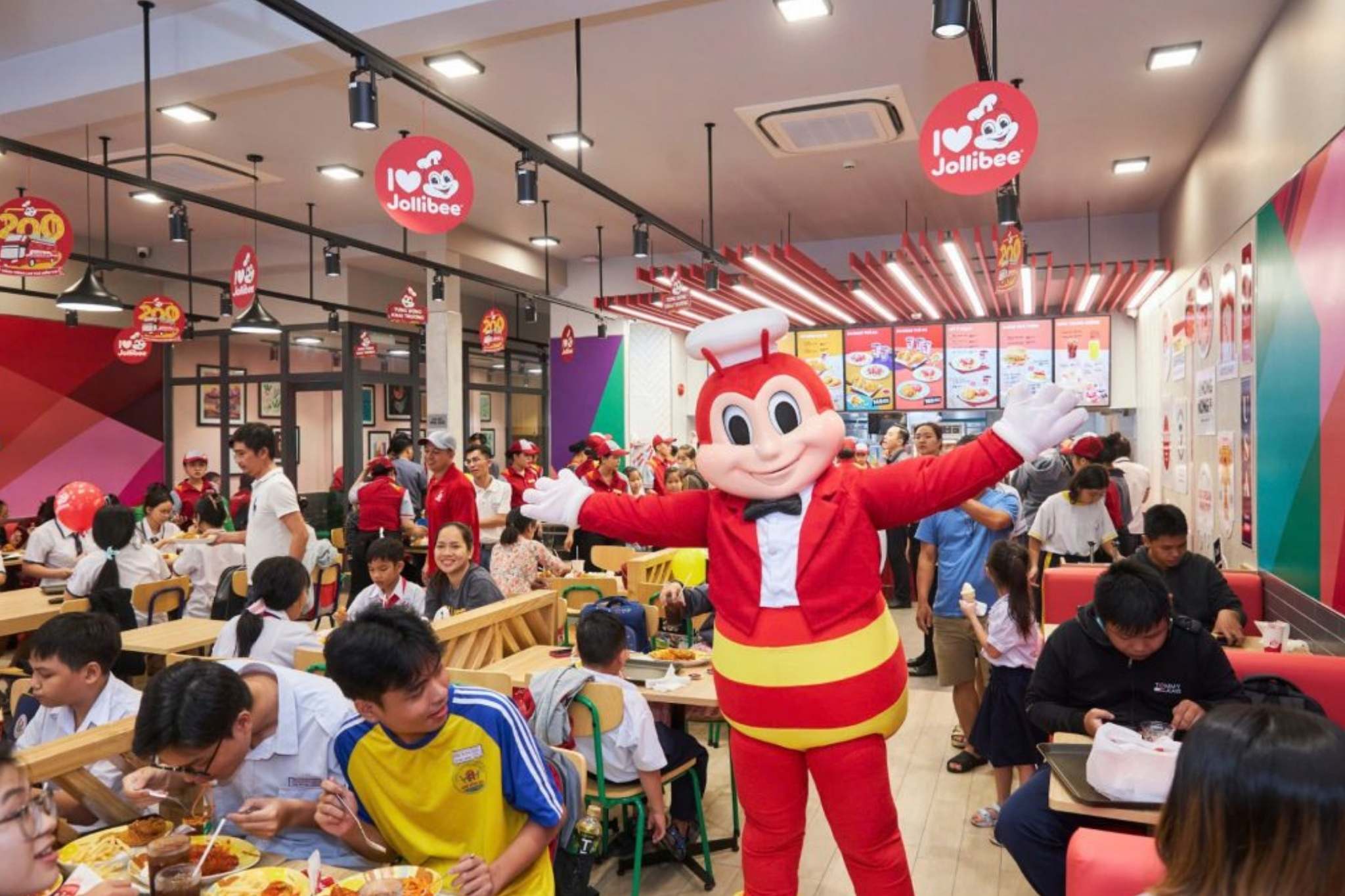 mô hình fast food thu đông đảo khách hàng tuy nhiên cũng gặp nhiều thách thức trong vận hành